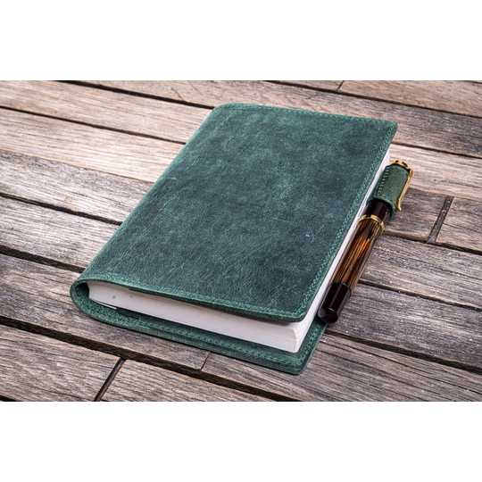 Galen Leather Cover A6 in Pelle Crazy Horse Forest Green